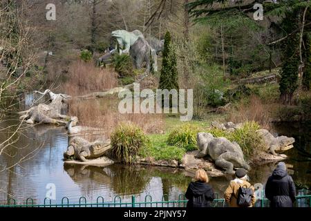 Un parco di sculture di dinosauri di grado i dell'epoca vittoriana a Crystal Palace Park, il 3rd aprile 2023, a Londra, Inghilterra. Crystal Palace Park ha ricevuto £304.000 dal National Lottery Heritage Fund per contribuire al miglioramento e al restauro della sua “isola dei dinosauri”, dove 30 pterodattili, un megalosauro e sculture di iguanodoni sono stati creati solo 10 anni dopo la coniazione del termine “dinosauro”, E sette anni prima che Charles Darwin pubblicasse la sua teoria dell'evoluzione. Foto Stock