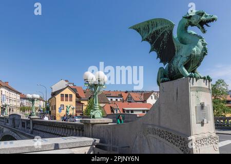 Lubiana, Slovenia. Bronze Dragon sul Ponte del Drago Art Nouveau. Il Drago di Lubiana è il simbolo della città. Il ponte è stato progettato dall'architetto Foto Stock