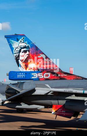 Componente aerea belga General Dynamics F-16AM Fighting Falcon aereo da combattimento a reazione di 350 Sqn con opere commemorative speciali per il 80th° anniversario Foto Stock