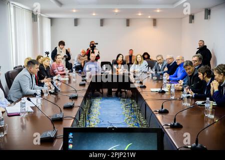 03 aprile 2023, Ucraina, Slawutytsch: Robert Habeck (Bündnis 90/Die Grünen, 4th da destra), Ministro federale dell'economia e della protezione del clima, incontra Yuri Fomichov (l), sindaco del comune di Slavutych. La piccola città fu ricostruita alla fine degli anni '1980s dopo l'incidente della centrale nucleare di Cernobyl (NPP) a soli 45 chilometri a est. La città servì come nuova casa per i lavoratori della centrale nucleare, attiva fino al 2000, dopo che la vecchia città di Prypyat fu evacuata. La città, con una popolazione di circa 25.000 abitanti, fu occupata per breve tempo dalle truppe russe Foto Stock