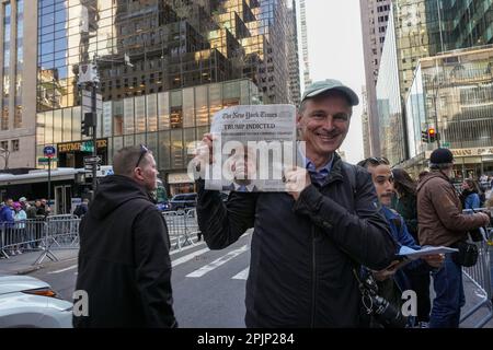 New York, Stati Uniti. 03rd Apr, 2023. Un manifestante anti-Trump tiene un giornale del New York Times fuori dalla Trump Tower dopo l’accusa della grande giuria nei confronti dell’ex presidente Donald Trump a New York City lunedì 3 aprile 2023. Donald Trump è stato incriminato giovedì da una grande giuria di Manhattan su più di 30 conteggi relativi alla frode commerciale. Il procuratore del distretto di Manhattan, Alvin Bragg, ha indagato sull'ex presidente in relazione al suo presunto ruolo in uno schema di denaro. Foto di John Nacion/UPI Credit: UPI/Alamy Live News Foto Stock