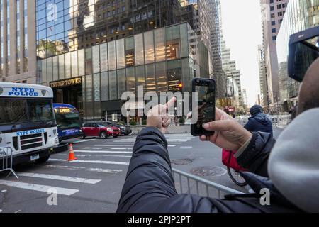 New York, Stati Uniti. 03rd Apr, 2023. Un manifestante anti-Trump si raduna fuori dalla Trump Tower dopo l’accusa della grande giuria nei confronti dell’ex presidente Donald Trump a New York City lunedì 3 aprile 2023. Donald Trump è stato incriminato giovedì da una grande giuria di Manhattan su più di 30 conteggi relativi alla frode commerciale. Il procuratore del distretto di Manhattan, Alvin Bragg, ha indagato sull'ex presidente in relazione al suo presunto ruolo in uno schema di denaro. Foto di John Nacion/UPI Credit: UPI/Alamy Live News Foto Stock