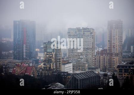 Kiew, Ucraina. 03rd Apr, 2023. Vista degli alti edifici al mattino. Il Ministro federale dell'economia Habeck è in visita in Ucraina con una delegazione di imprese. Credit: Christoph Soeder/dpa/Alamy Live News Foto Stock