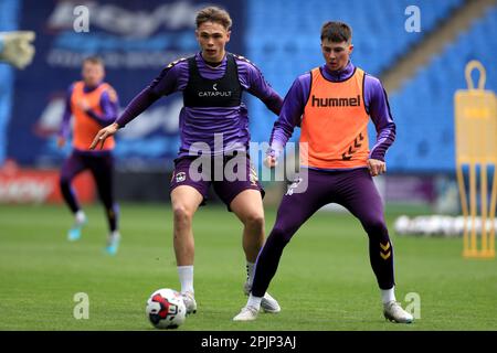 Callum Doyle (a sinistra) di Coventry City batte con Ryan Howley durante gli allenamenti presso la Coventry Building Society Arena, Coventry. Data immagine: Lunedì 3 aprile 2023. Foto Stock