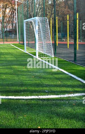 Moderno parco giochi polifunzionale all'aperto, situato vicino allo stadio Foto Stock