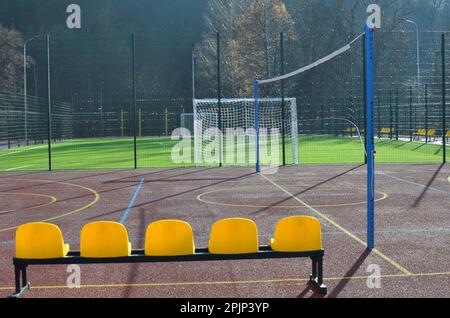 Moderno parco giochi polifunzionale all'aperto, situato vicino allo stadio Foto Stock