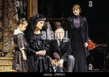 l-r: Georgina MacKenzie (la bambina), Barbara Jeffortd (la madre), Ian Hawks (il ragazzino), Richard Pasco (il padre), Lesley Sharp (la figlia del passo) in SEI PERSONAGGI ALLA RICERCA DI UN AUTORE di Pirandello al Teatro Olivier, Teatro Nazionale (NT), Londra SE1 18/03/1987 in una nuova versione di Nicholas Wright scenografia: Carl Toms Costumi: Lindy Hemming illuminazione: Robert Bryan regista: Michael Rudman Foto Stock