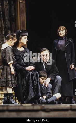 l-r: Georgina MacKenzie (la bambina), Barbara Jeffortd (la madre), Ian Hawks (il ragazzino), Richard Pasco (il padre), Lesley Sharp (la figlia del passo) in SEI PERSONAGGI ALLA RICERCA DI UN AUTORE di Pirandello al Teatro Olivier, Teatro Nazionale (NT), Londra SE1 18/03/1987 in una nuova versione di Nicholas Wright scenografia: Carl Toms Costumi: Lindy Hemming illuminazione: Robert Bryan regista: Michael Rudman Foto Stock