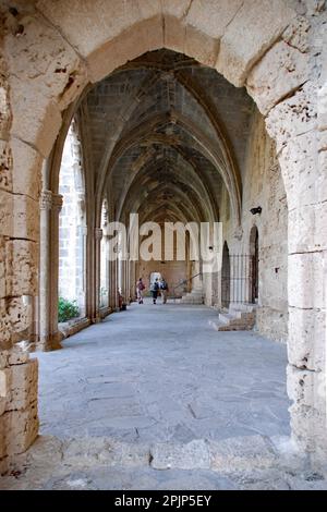 Archi gotici all'Abbazia di Bellapais nel nord di Cipro, quartiere di Kyrenia. Foto Stock