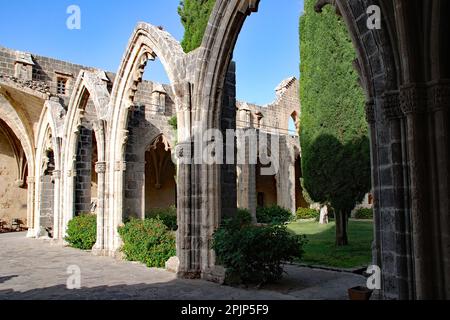 Archi gotici all'Abbazia di Bellapais nel nord di Cipro, quartiere di Kyrenia. Foto Stock