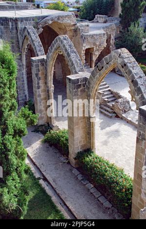 Archi gotici all'Abbazia di Bellapais nel nord di Cipro, quartiere di Kyrenia. Foto Stock