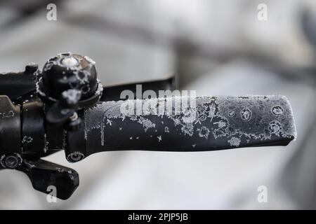 Cristalli di ghiaccio che si formano sul manico di una bicicletta in gomma Foto Stock