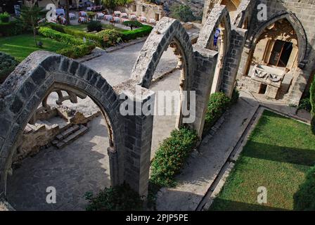 Archi gotici all'Abbazia di Bellapais nel nord di Cipro, quartiere di Kyrenia. Foto Stock