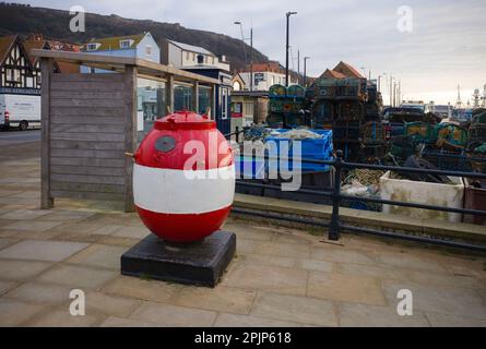 La miniera in tempo di guerra ora è una scatola di raccolta benefica sul porto di Scarborough Foto Stock