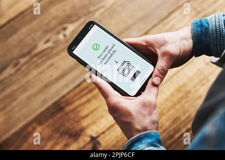 Shopping online. Acquistare prodotti online. Ordinazione di prodotti nel negozio online tramite smartphone. Conferma dell'ordine sullo schermo. Online banking. Smartphone Foto Stock