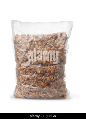 Vista frontale dei chicchi di noce sgusciati in busta di plastica trasparente isolata su bianco Foto Stock