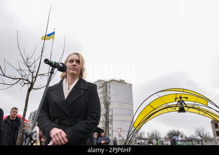 Bridget Brink, Ambasciatore degli Stati Uniti in Ucraina all'apertura della scultura - ragazza sotto il sole a Borodyanka. La scultura 'ragazza sotto il sole' è stata aperta a Borordyanka in onore dell'anniversario della de-occupazione della regione di Kyiv. La scultura di quattro metri rappresenta la vittoria della vita sulla distruzione, e i suoi archi simboleggiano la resistenza di sette distretti della regione di Kyiv e della capitale. E' così che è stata celebrata la data simbolica - un anno fa, le forze armate ucraine liberarono completamente la regione di Kyiv dagli invasori russi. 'La scultura riflette il forte contrasto Foto Stock