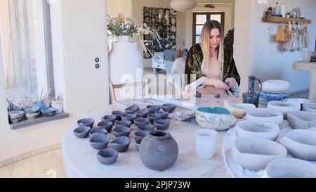 una ceramista femminile scolpisce la ceramica Foto Stock