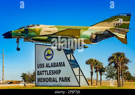 Un jet F-4 Phantom II è raffigurato all'ingresso del Battleship Memorial Park, 7 gennaio 2023, a Spanish Fort, Alabama. Foto Stock