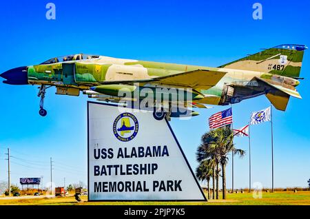 Un jet F-4 Phantom II è raffigurato all'ingresso del Battleship Memorial Park, 7 gennaio 2023, a Spanish Fort, Alabama. Foto Stock