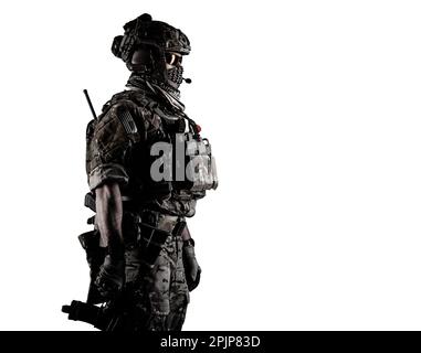 Tiro a metà lunghezza ad angolo basso di un soldato militare in mimetizzazione con fucile d'assalto. Scatto da studio, contrasto scuro, ritagliato, desaturato, isolato su sfondo bianco Foto Stock