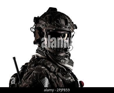 Sparo da vicino a basso angolo di un soldato militare in mimetizzazione con fucile d'assalto. Scatto da studio, contrasto scuro, ritagliato, desaturato, isolato su sfondo bianco Foto Stock