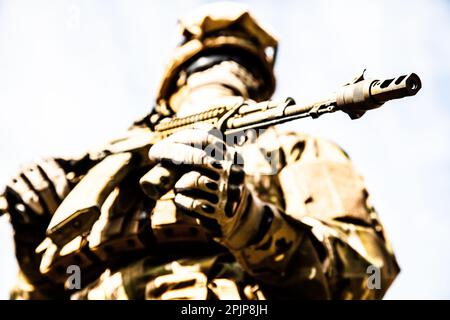 Un tiro a basso angolo di un soldato militare con armi Foto Stock