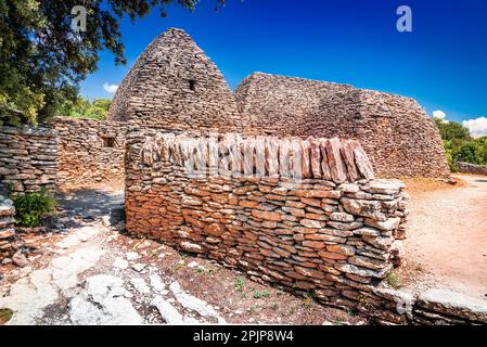 Gordes, Francia. Borie: Tradizionale capanna in pietra a secco che si trova nella regione della Provenza, tipicamente utilizzata per scopi agricoli, costruita senza Malta Foto Stock