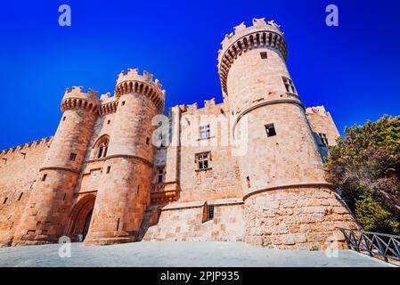 Rodi, Grecia. Il Palazzo del Gran Maestro dei Cavalieri di Rodi, famoso per la sua impressionante architettura e il suo significato storico Foto Stock