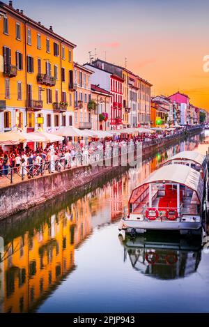 Milano, Italia - Giugno 2019. Naviglio Grande canale, luogo popolare per i ristoranti, la vita notturna, ed eventi culturali. Sunet a Milano, Lombardia. Foto Stock
