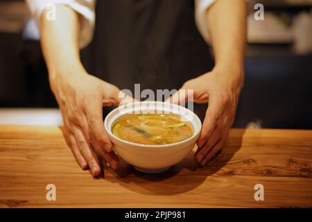 Cucina giapponese: Zuppa di miso con salmone su un tavolo di legno Foto Stock