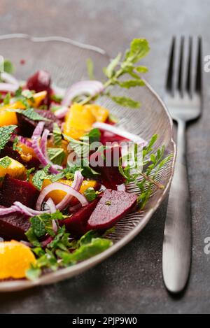 Insalata di barbabietola e arancia fatta in casa con menta e rucola. Foto Stock