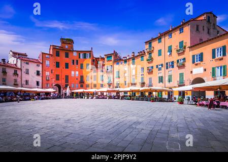 Lucca, Italia - Settembre 2021. Piazza dell'Anfiteatro è un anfiteatro storico trasformato in un'incantevole piazza con caffetterie, negozi e un vivace atmo Foto Stock