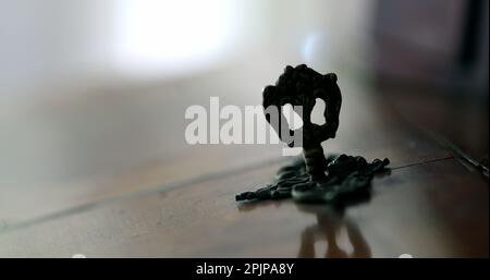 Primo piano mano inserimento chiave in mobili antichi Foto Stock