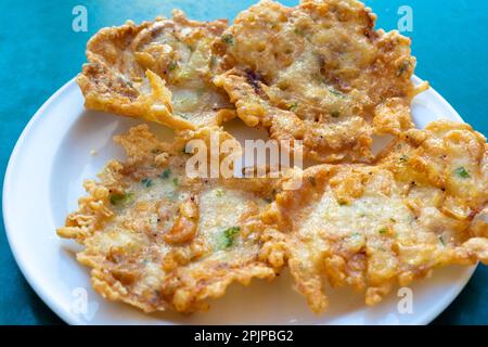 Tapas, Tortillitas de Camarones, Fritters di gamberi spagnoli, Granada, Andalusia, Spagna, Europa sudoccidentale Foto Stock