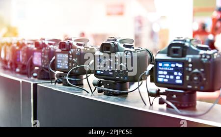 Fotocamere reflex digitali in una fila Foto Stock