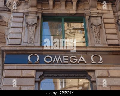 Vienna, Austria - 11 agosto 2022: Omega luxury watch shop marchio segno e logo testo parete facciata entrata negozio di lusso svizzero watchmaker boutique Foto Stock