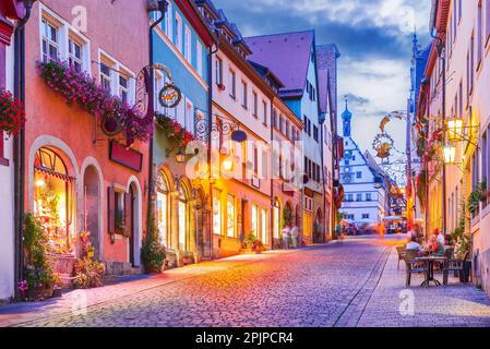 Rothenburg ob der Tauber, Germania. Via Schimedgasse e Marktplatz, centro storico. Affascinante città sulla strada Romantica, panoramica Baviera viaggio dest Foto Stock