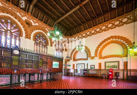 Toledo, Spagna. La stazione ferroviaria di Toledo è un centro storico dei trasporti situato nel cuore della città vecchia, costruito in stile Neo-Mudejar. Foto Stock