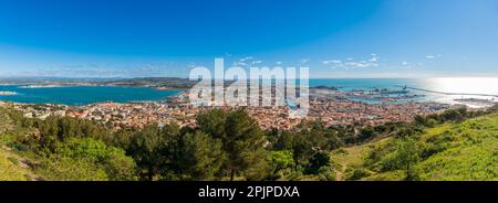 Panorama del Bassin de Thau da Mont Saint Clair (Sète), in Hérault, Occitanie, Francia Foto Stock