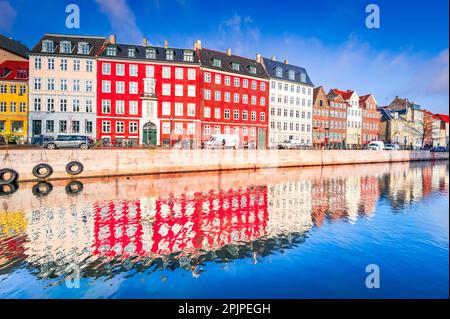 Slotsholmskanalen è un pittoresco canale situato nel cuore di Copenhagen, Danimarca. Edifici storici e importanti, tra cui il Parlamento danese Foto Stock