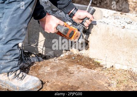 demolizione di calcestruzzo con martello elettrico Foto Stock