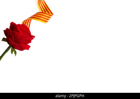 Curly bandiera catalana per la celebrazione di Sant Jordi su sfondo bianco e rosa rosso inclinato Foto Stock