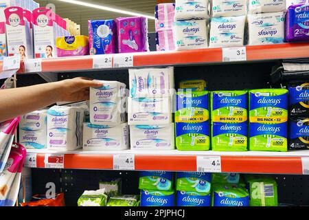 Prodotti per l'igiene femminile in un negozio Foto Stock