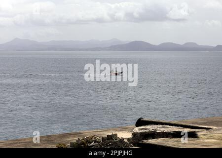 Scena di Lanzarote, piccola barca a motore, Marina Rubicon. Fuerteventura in lontananza. Febbraio 2023 Foto Stock