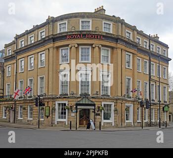 La facciata curva del Royal Hotel, Bath, Somerset. Marzo 2023. Molla. Foto Stock