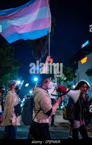 Hollywood, California, Stati Uniti. 31st Mar, 2023. Gli attivisti e gli alleati dei diritti trans si sono riuniti per manifestare durante il ''Trans Day of Vengeance'' a Hollywood Calif., il 31 marzo 2023. (Credit Image: © Jake Lee Green/ZUMA Press Wire) SOLO PER USO EDITORIALE! Non per USO commerciale! Foto Stock