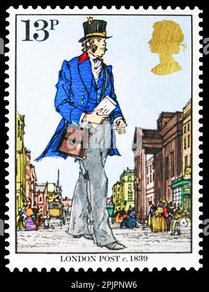 MOSCA, RUSSIA - 26 MARZO 2023: Francobollo stampato nel Regno Unito mostra London Postman, circa 1839, Sir Rowland Hill, Death Centenary serie, ci Foto Stock