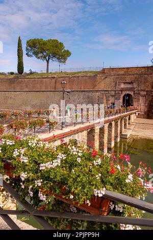 Peschiera del Garda, Verona, Italia - 22 settembre 2022 porta Brescia - porta Brescia è uno dei 4 accessi al bastione del 16th° secolo e al vecchio Foto Stock