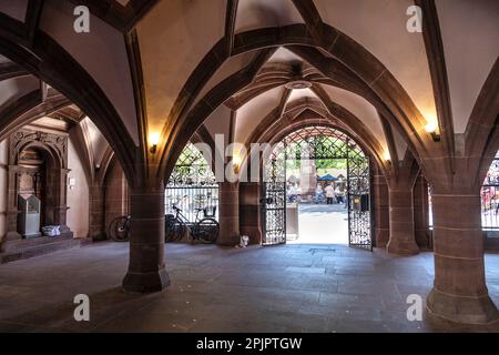 Cortile interno del 16th ° secolo nuovo Municipio (Neues Rathaus), Rathausplatz, Friburgo in Breisgau, Germania Foto Stock